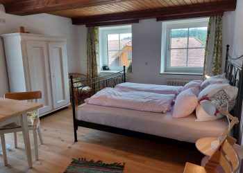 rainblickzimmer_bett_bauernschrank